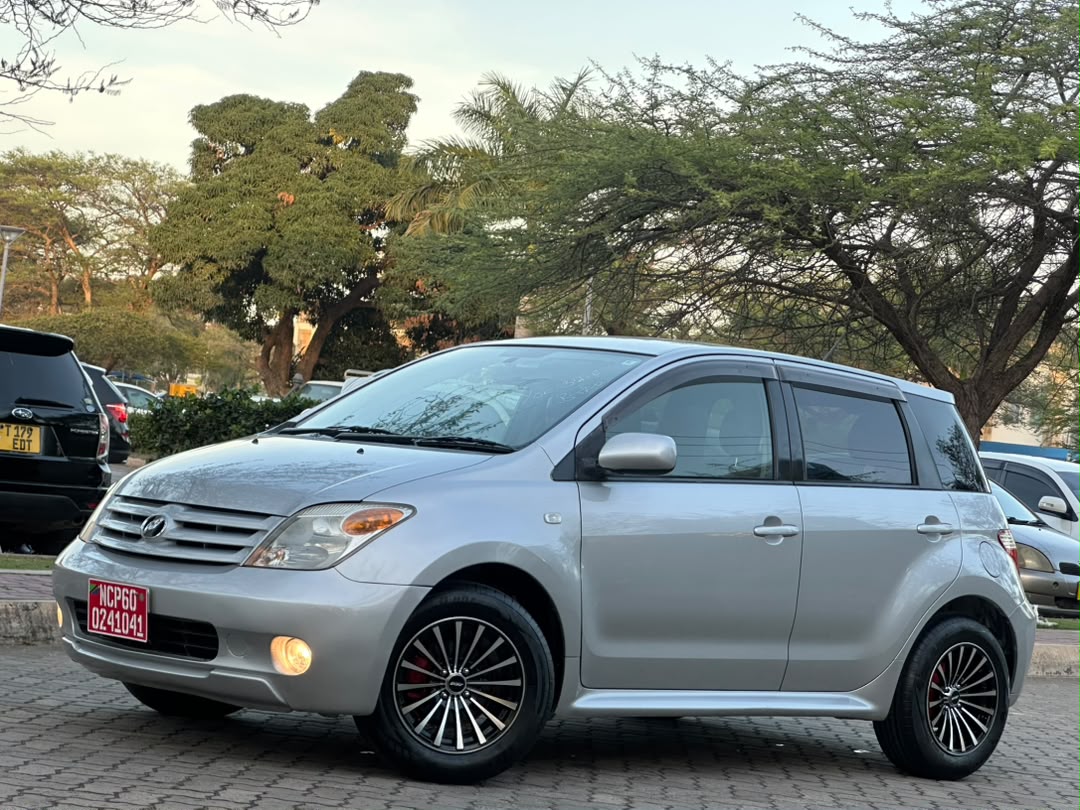 TOYOTA IST thumbnail 3